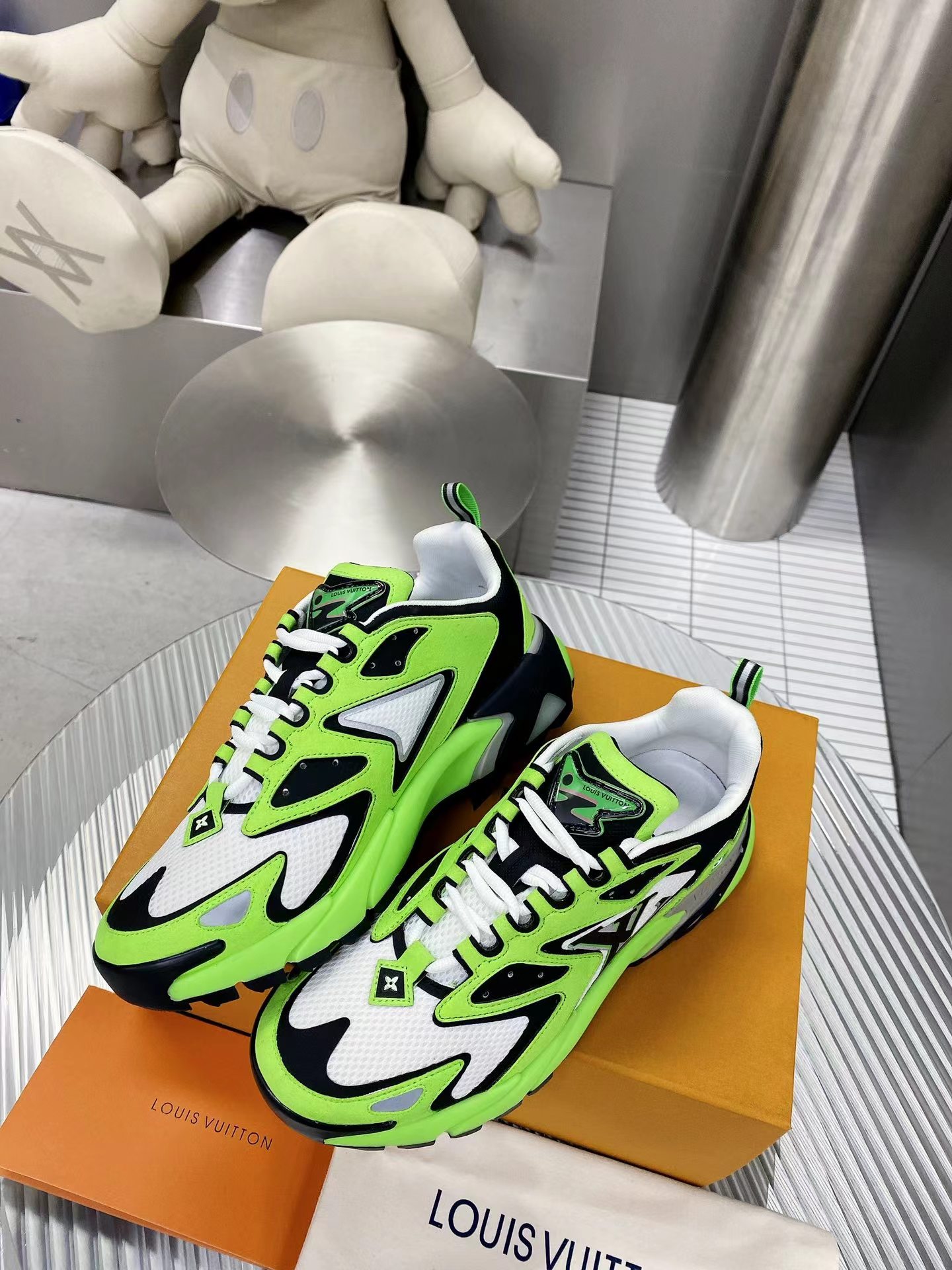 Louis Vuitton Unisex LV Runner Tatic Sneaker Green Mix Materials