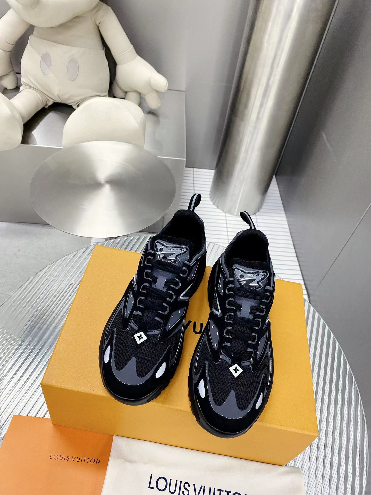 LOUIS VUITTON LV Runner Tatic Sneaker Black. Size 5
